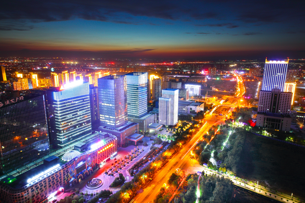 長(cháng)春路兩側澳龍廣場(chǎng)和上海大廈夜景
